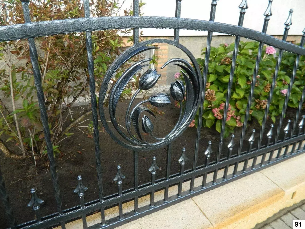 Kowalstwo artystyczne – piękne dekoracje bram i ogrodzeń
