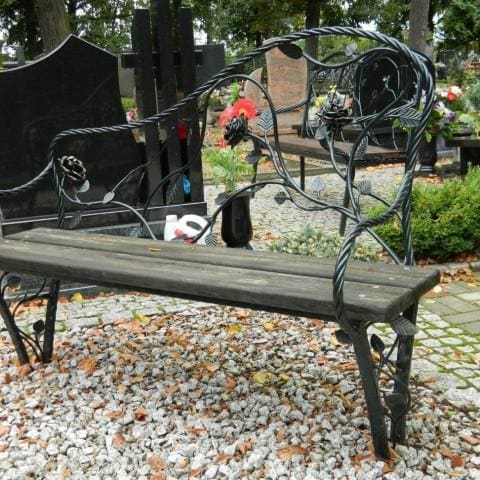 kuta ławka na cmentarzu
