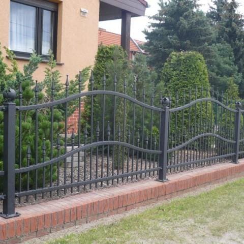czarne metalowe ogrodzenie gubin