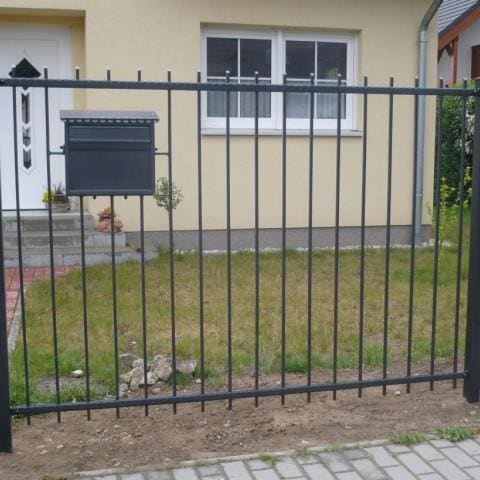 proste czarne metalowe ogrodzenie gubin