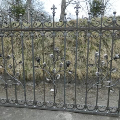 fragment metalowego ogrodzenia - wzór z kutymi różami