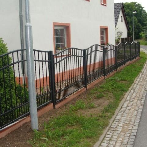 metalowe ogrodzenie domu jednorodzinnego